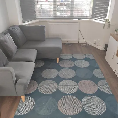 House In Great Barr, With Parking And Garden Birmingham