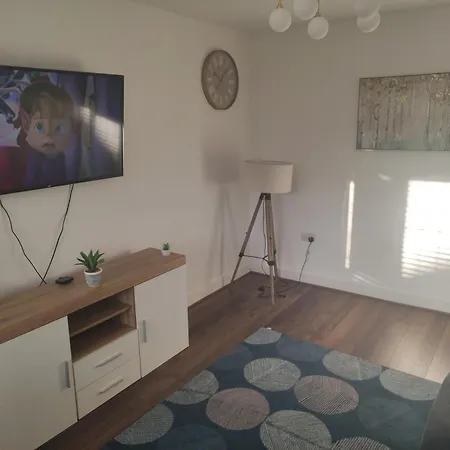 House In Great Barr, With Parking And Garden * Birmingham