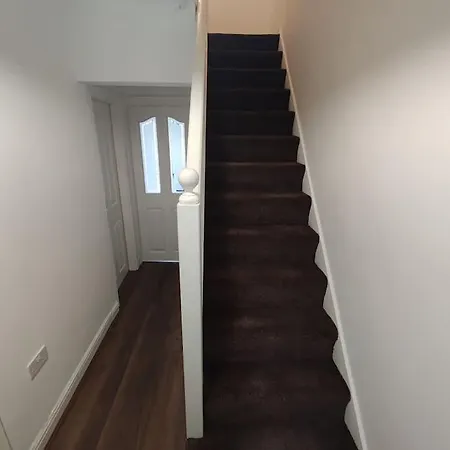 House In Great Barr, With Parking And Garden * Birmingham