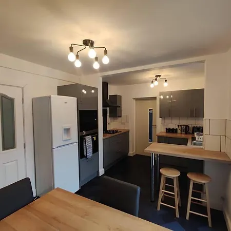 House In Great Barr, With Parking And Garden *