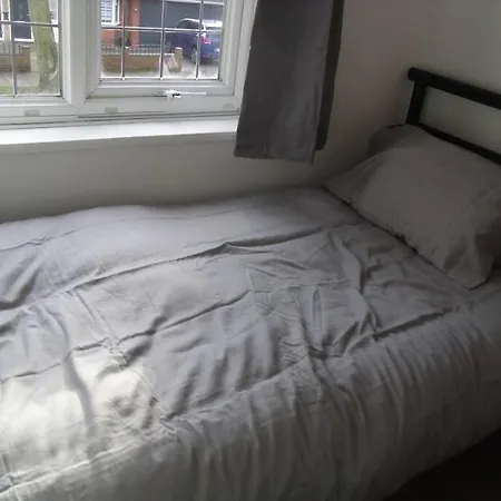 House In Great Barr, With Parking And Garden Holiday home *