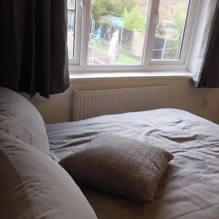 House In Great Barr, With Parking And Garden * Birmingham