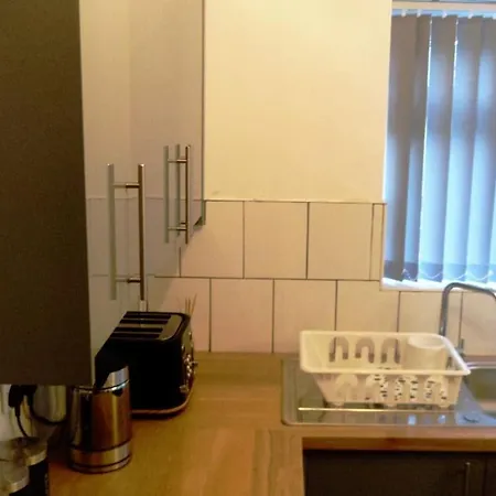House In Great Barr, With Parking And Garden * Birmingham