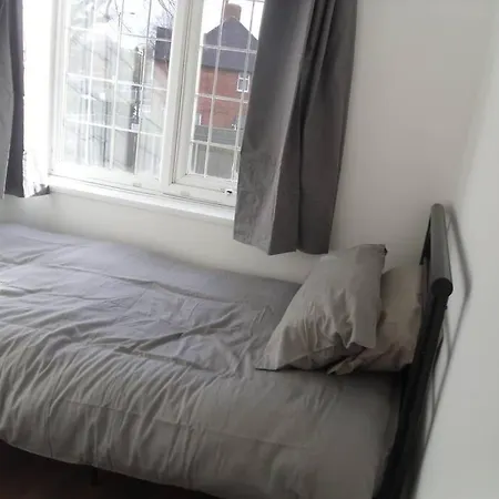 House In Great Barr, With Parking And Garden Birmingham