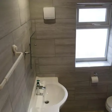 House In Great Barr, With Parking And Garden Holiday home