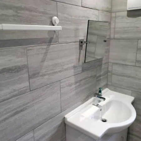 House In Great Barr, With Parking And Garden Birmingham
