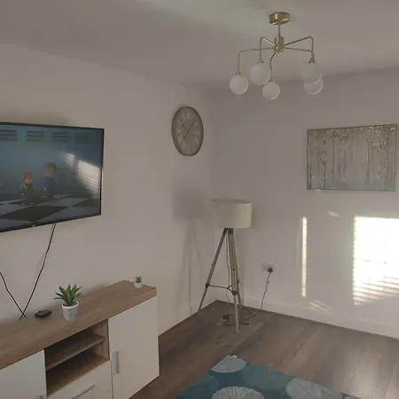 House In Great Barr, With Parking And Garden Birmingham